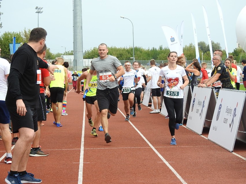 Łomża. 4. edycja PKO Bieg Charytatywny na stadionie. Pomagali z każdym krokiem i pokonywali rekordy [ZDJĘCIA, WIDEO]