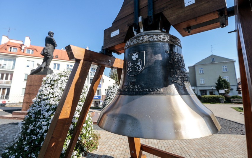 11 listopada 2018 roku dzwon został zawieszony na drewnianej...
