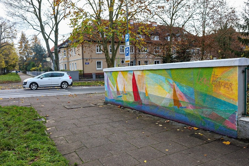 Nowy mural w Szczecinie. Kolorowe żaglówki na murze. Zobacz zdjęcia