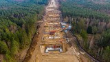 Trwa budowa drogi S11 na odcinku z Koszalina do Bobolic. Postęp prac robi wrażenie! [ZDJĘCIA]