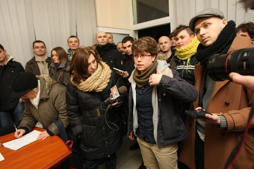Protest na Tarnogaju. Mieszkańcy nie chcą Romów. Bo "znów będą znikać radia i akumulatory"