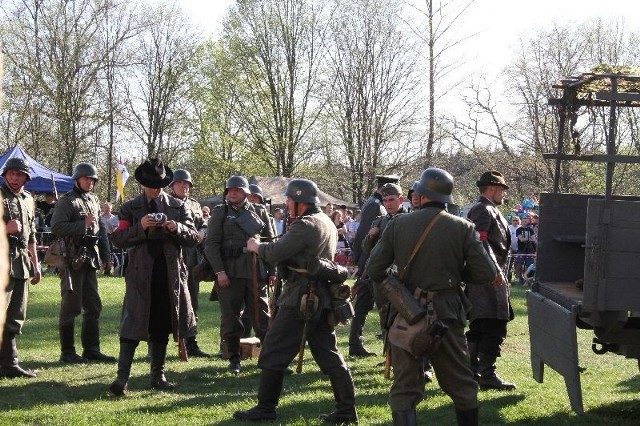 Na słońcu, w pełnym mundurowaniu pasjonaci historii ze Stowarzyszenia Rekonstrukcji Historycznych "JODŁA" wytrzymywali upały, by pokazać wydarzenia z 1942 roku. 