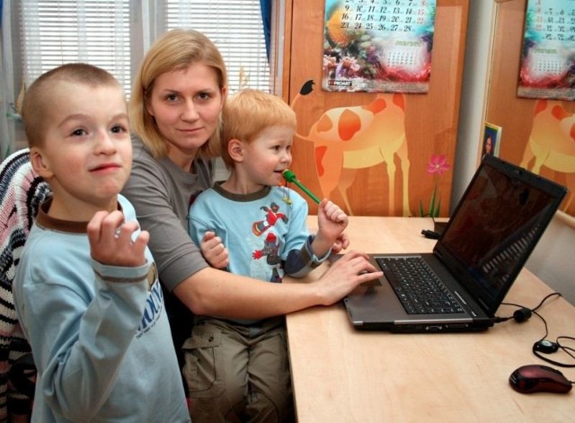 Kiedy mama pisze na stronie kacperek.starzomski.net/ rodzinnego bloga o postępach w leczeniu chłopców, malcy nie odstępują jej na krok. Bartosz (z lewej) i Kubuś uwielbiają komputery.