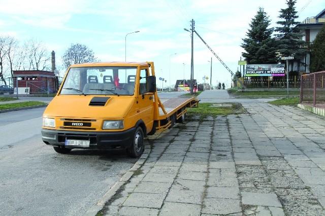 Samochód stoi tuż przy skrzyżowaniu ulicy Chrobrego z Piekoszowską i utrudnia widoczność. Interweniujący Czytelnik twierdzi, ze ta sytuacja trwa już praktycznie od pół roku.