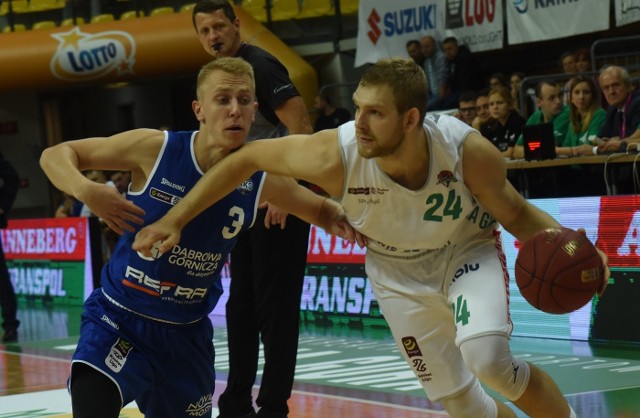 Stelmet Enea BC Zielona Góra - MKS Dąbrowa Górnicza 87:81. Mecz rundy zasadniczej sezonu 2018/2019. Z piłką Michał Sokołowski, obok Jakub Kobel