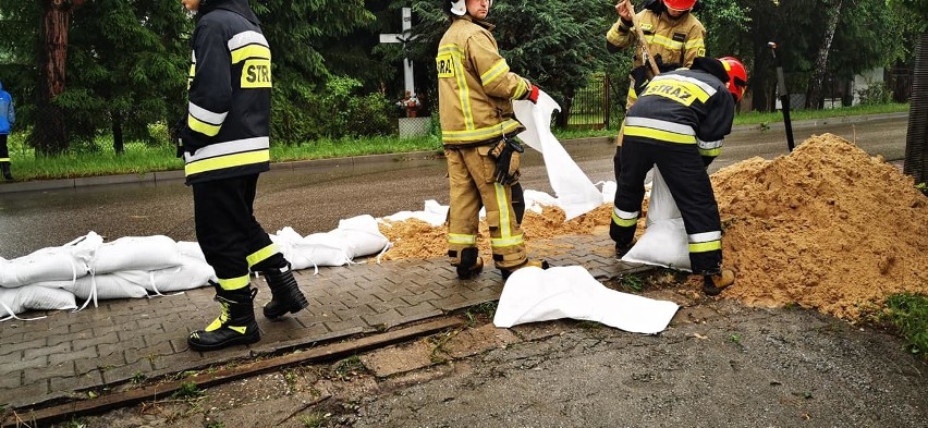 Ulewy nad powiatem koneckim. Strażacy interweniowali wiele razy. Podtopione posesje, zalana hala w Końskich