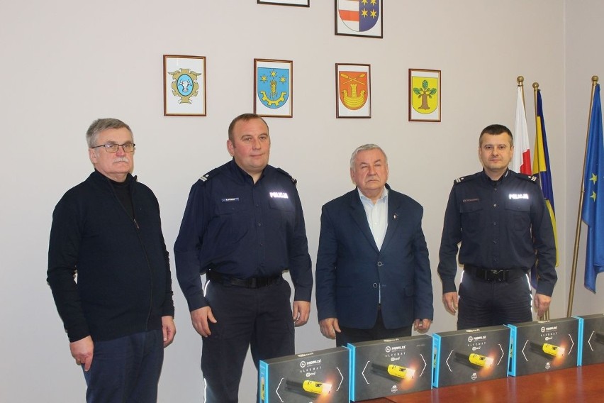 Starostwo Powiatowe w Tarnobrzegu wsparło policję w walce z pijanymi kierowcami. Samorządowcy przekazali komendantowi alkomaty iBlow