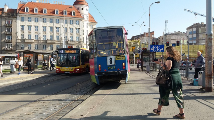 Wykolejenie tramwaju w centrum. Dwie linie jeżdżą objazdem