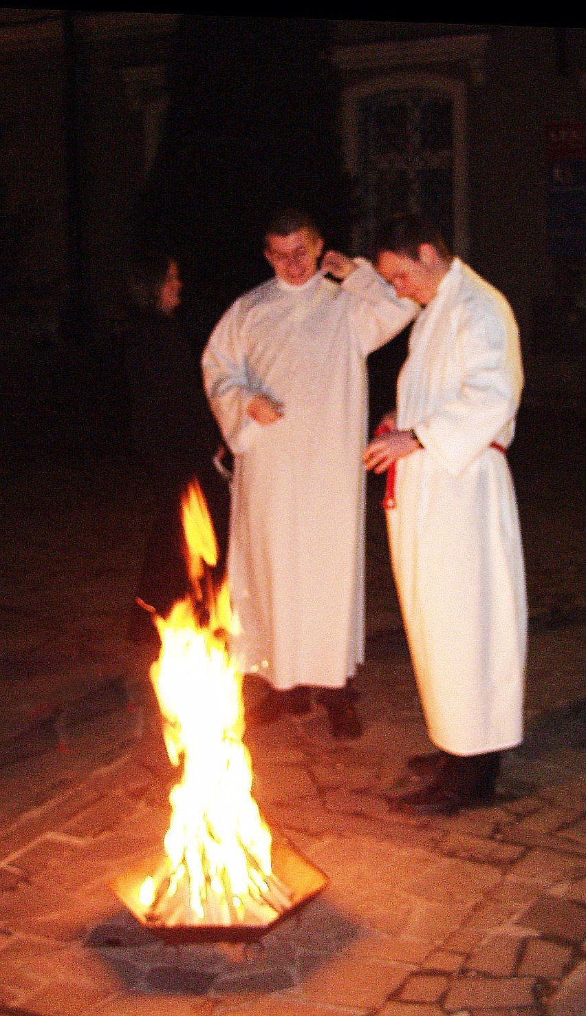 Obrzędy Wielkiej Soboty w bazylice św. Małgorzaty. Nowy Sącz rok 2005.