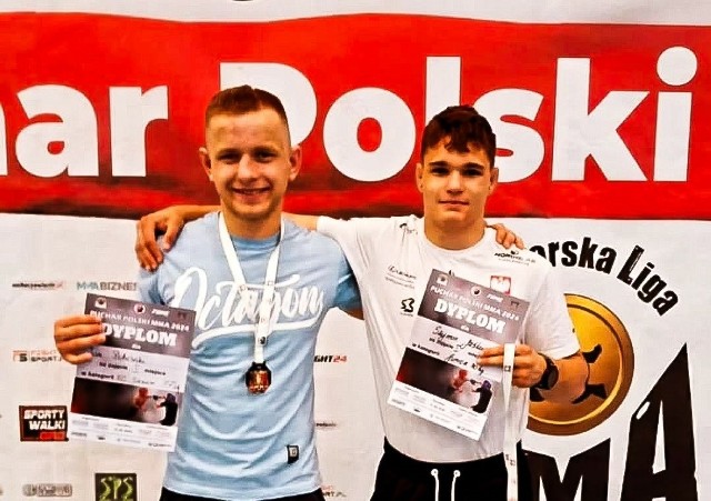 Szymon Jaśkowiak z Jankiem Gołębiewskim z Octopusa Łódż, który w kategorii Senior Full Contact zajął 1 miejsce i zdobył złoty medal.
