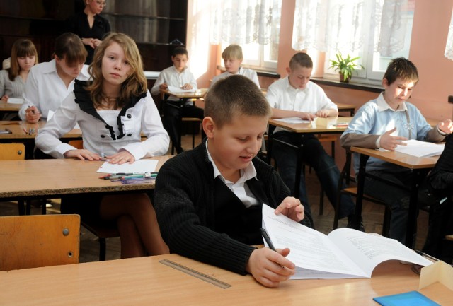 Uczniowie podczas egzaminu gimnazjalnego.