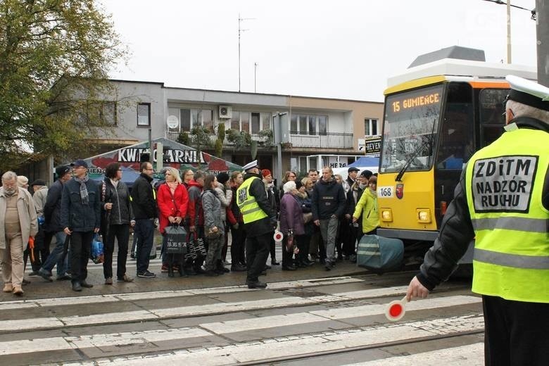 Wszystkich Świętych w Szczecinie. INFORMATOR: Zamknięte ulice, zmiany w komunikacji miejskiej [MAPY, ROZKŁAD JAZDY, PARKINGI] 29.10.2018