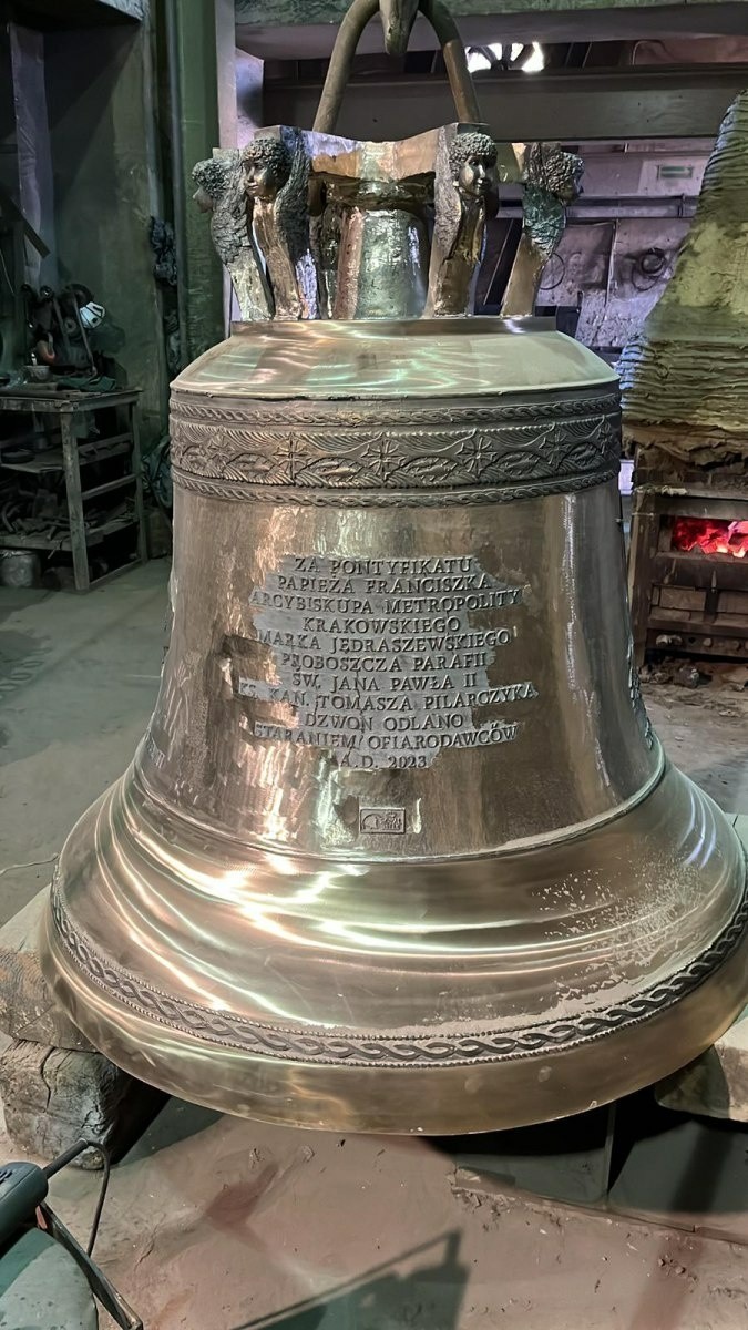 Zabrzmi dzwon o imieniu św. Jan Paweł II. Zawiśnie na wieży nowego kościoła na Ruczaju w Krakowie