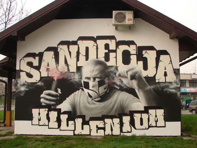 Ściana z wizerunkiem kibica Sandecji stała się przedmiotem dyskusji. Zwolennicy uważają, że graffiti wygląda estetycznie i wyraża oddanie drużynie, przeciwnicy widzą w nim promocję agresji i przemocy