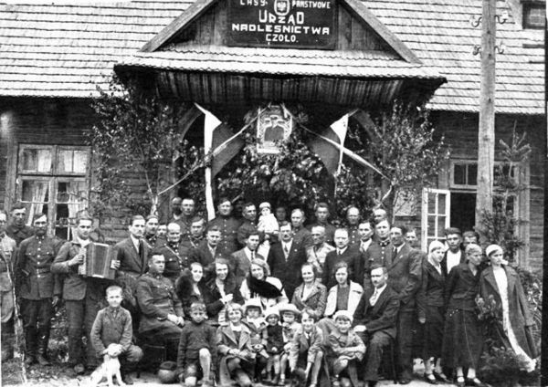 Pracownicy Nadleśnictwa Czoło wraz z rodzinami podczas obchodów 10-lecia Ligi Morskiej i Kolonialnej w 1938 roku