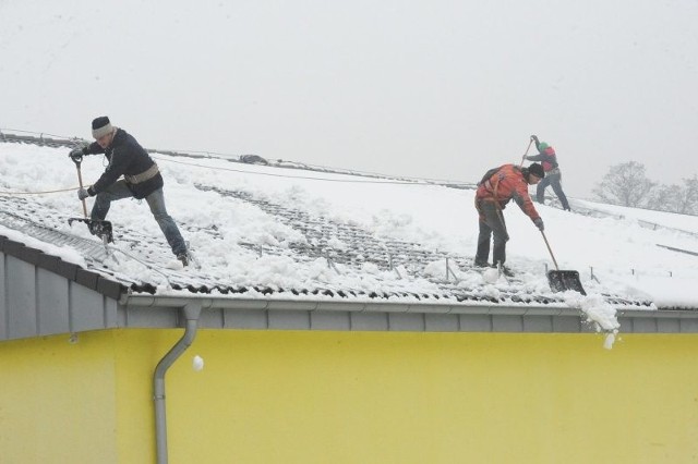 Usuwanie nadmiaru śniegu z dachu, a także sopli i nawisów śnieżnych należy do obowiązków zarządcy budynku.