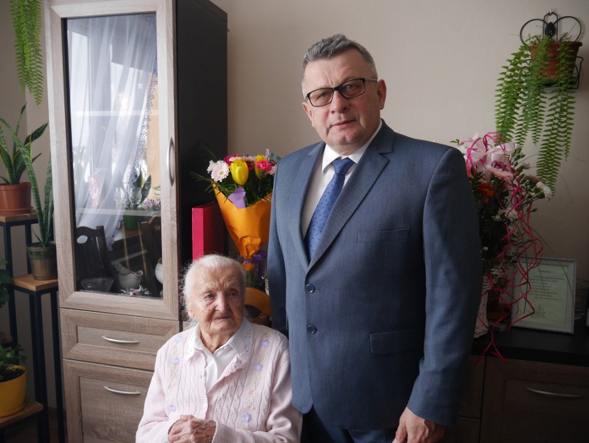 Sto lat pani Bronisławy! Mieszkanka gminy Grębów świętuje piękny jubileusz (ZDJĘCIA)