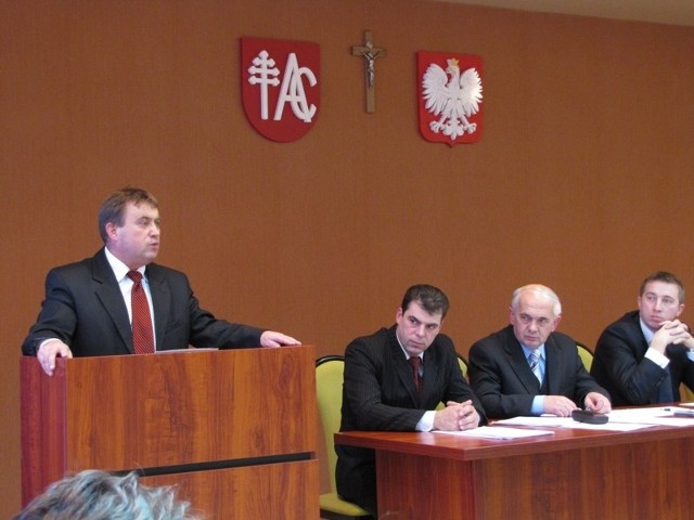 Antoni Cymbalak (pierwszy z lewej) przybył na sesję i pogratulował swojemu następcy, Michałowi Rutkowskiemu (pierwszy z prawej)
