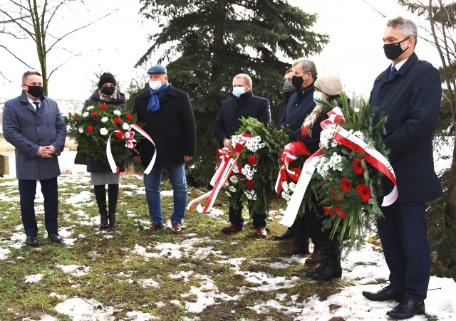 Uczestników uroczystości na cmentarzu przy kościele św. Bartłomieja w Staszowie powitał burmistrz miasta i gminy Staszów Leszek Kopeć.
