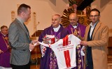 Ksiądz biskup Marian Florczyk w Kielcach odprawił mszę świętą dla kolarzy. Dostał reprezentacyjną koszulkę z okazji 25 lat sakry biskupiej