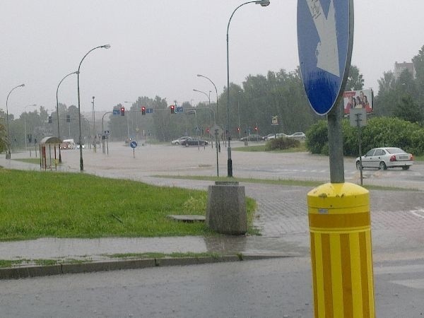 Burza w Rzeszowie
Woda zalala skrzyzowanie obok Reala