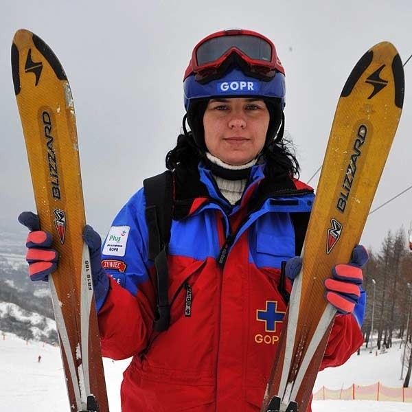 Magdalena Tołpa ratownik z Bieszczadzkiej grupy GOPR dyżurującej na stoku w Przemyślu: - Kaski powinni ubierać wszyscy narciarze, nie tylko dzieci. 