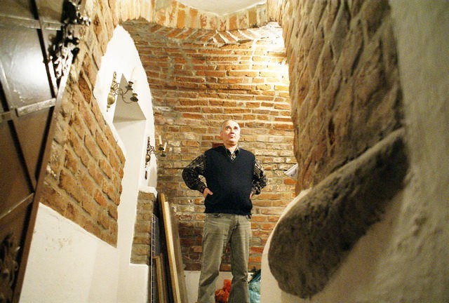Jacek Nowak w swojej piwnicy