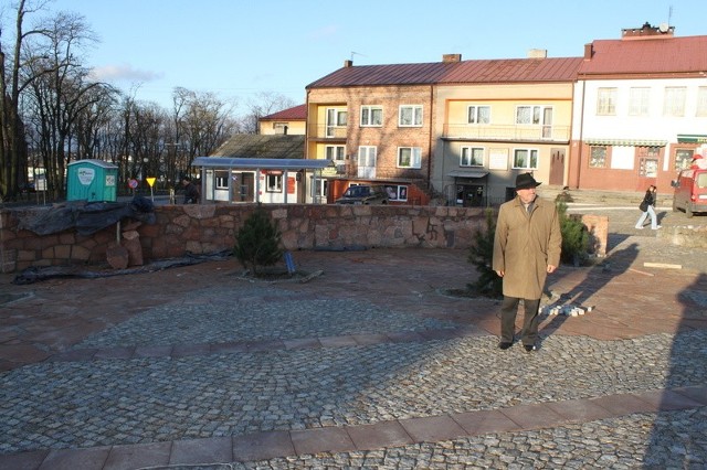 Tak wyglądało centrum Łopuszna po modernizacji, jeszcze zanim spadł śnieg. Skwer pokazuje wójt gminy Łopuszno Zdzisław Oleksiewicz.