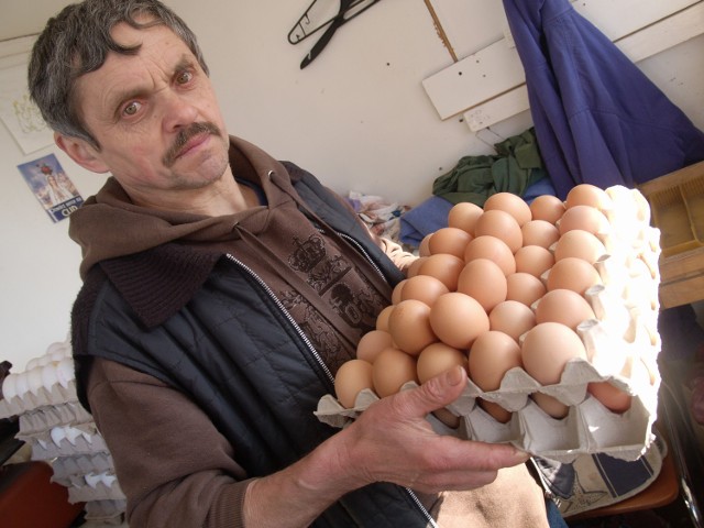 Zenon Michalak sprzedawał wczoraj na koszalińskim targowisku jajka. Za jedno żądał, w zależności od ich wielkości, od 40 do 80 groszy.