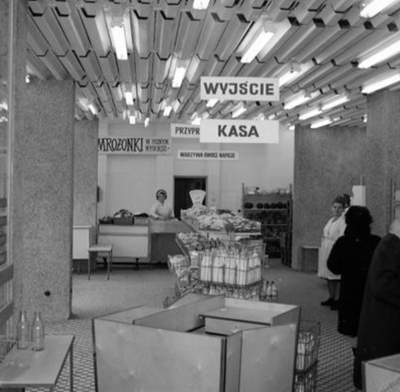 Mleko w sklepie "Społem", zdjęcie wykonano w latach 1967 -...