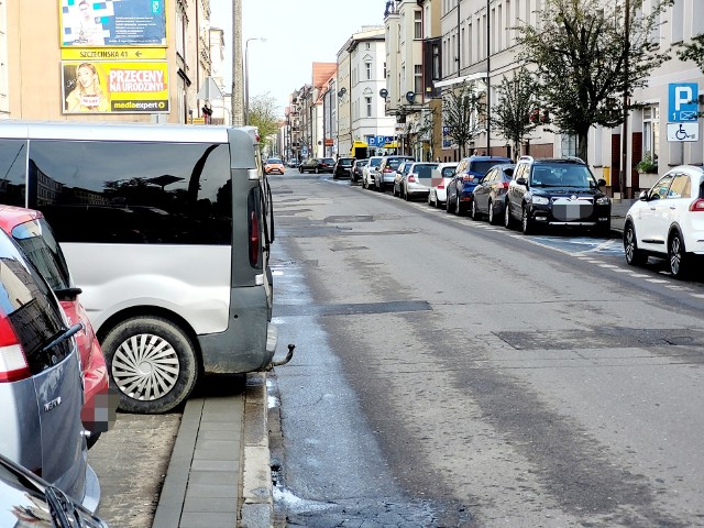 Nowo oddany parking przy ulicy Mickiewicza nie dla samochodów z hakiem?