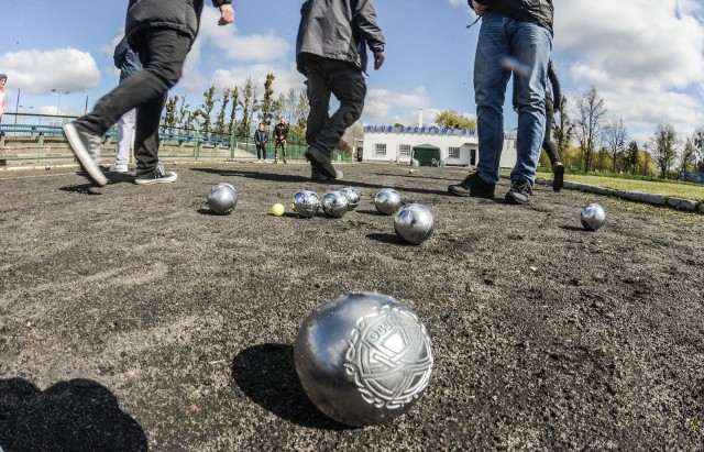 W grze w petankę używa się m.in. metalowych kul o średnicy 70,5-80 milimetrów.