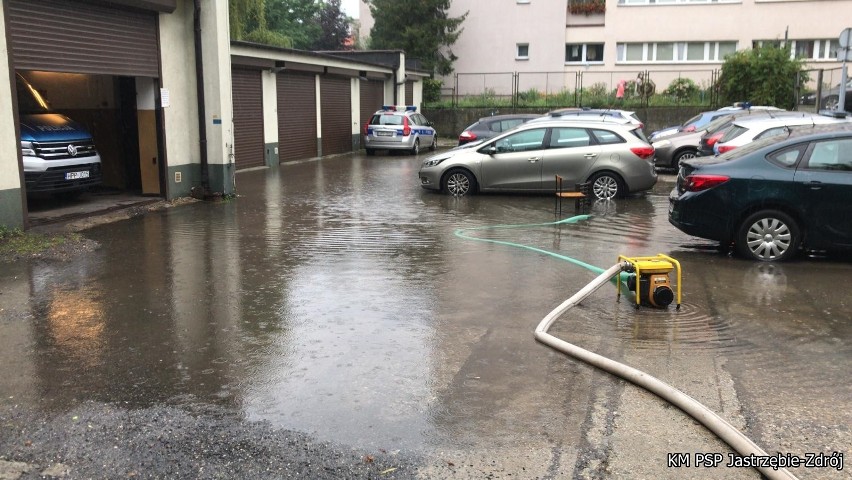 Ulewy w Jastrzębiu-Zdroju: podtopione drogi, zalane posesje,...