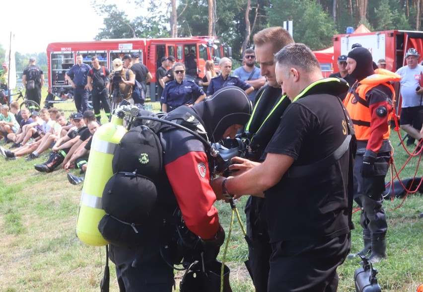 Pokaz ratownictwa wodno-nurkowego odbył się nad zalewem Jagodno w gminie Przytyk. Strażacy zaprezentowali swoje umiejętności - zdjęcia, film