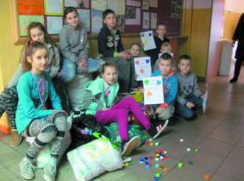 Uczniowie ze szkoły w Boguszewie wytrwale zbierają nakrętki....