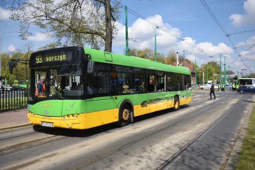 Autobus zderzył się z tramwajem. Czterech poszkodowanych