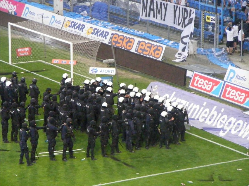 Lech - Legia - pod koniec meczu musiała interweniować...