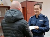 Taksówkarz z Nysy zapobiegł oszustwu "na policjanta". Seniorka mogła stracić fortunę