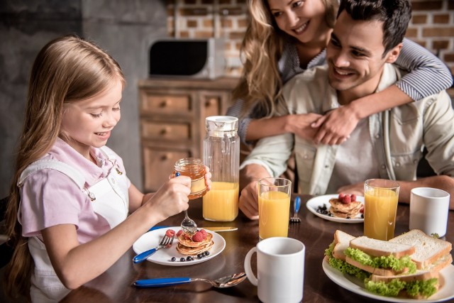 W obecności rodziców dzieci uczą się nie tylko zdrowych wyborów żywieniowych, ale również samego nawyku jedzenia śniadań.