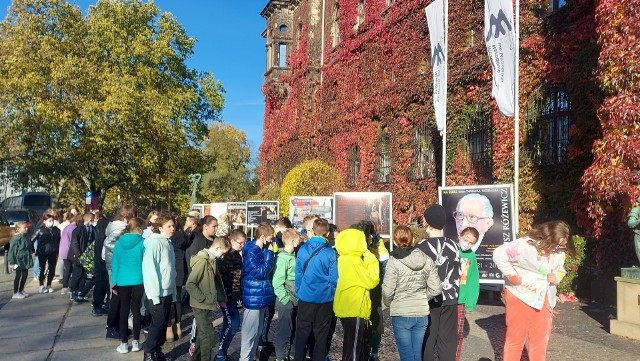 Uczniowie z SP1 w Proszowicach zwiedzili wiele ciekawych miejsc we Wrocłąwiu. Na zdj. przed Muzeum Narodowym