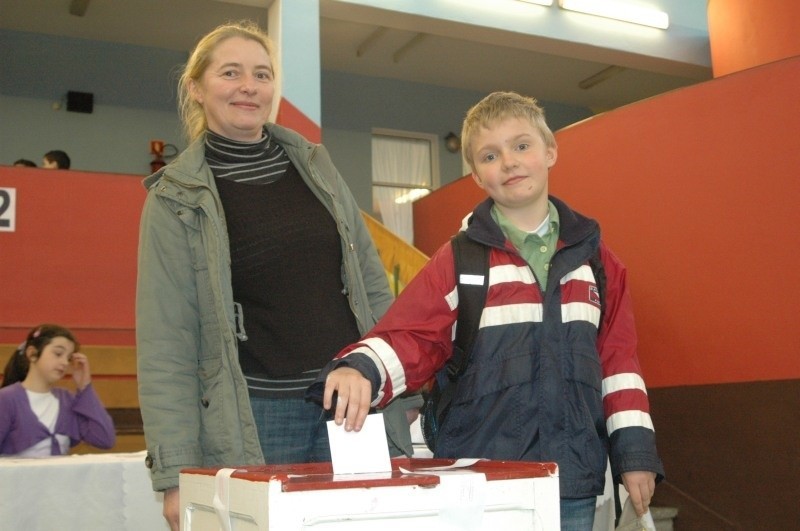 Uczniowie głosowali razem z rodzicami, na zdjęciu Leszek...