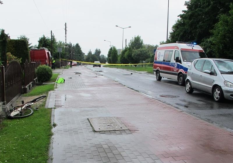 Na ul. Zaborskiej w Oświęcimiu mercedes potrącił 87-letniego rowerzystę. Starszy mężczyzna w ciężkim stanie trafił do szpitala