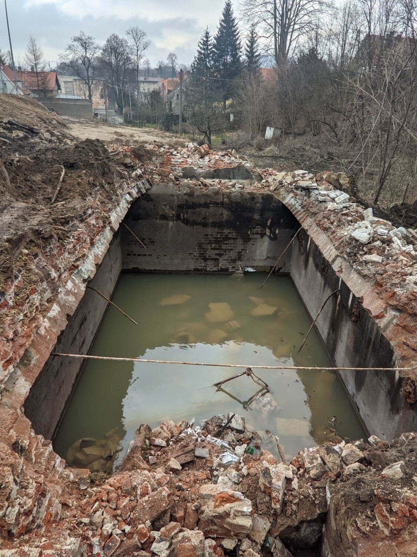 Starsi mieszkańcy wskazują, że z tego miejsca pobierało się...