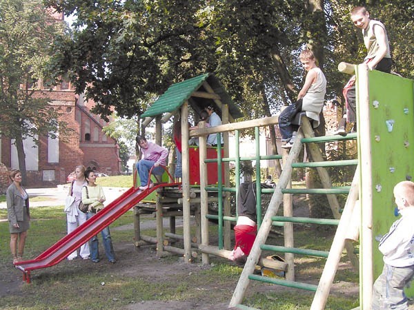 Plac zabaw przy ulicy Kossaka był potrzebny. Jest pełen dzieci. W tle od lewej Renata Kamińska, Ewa Gromulska, Ola Aleksandrowicz.