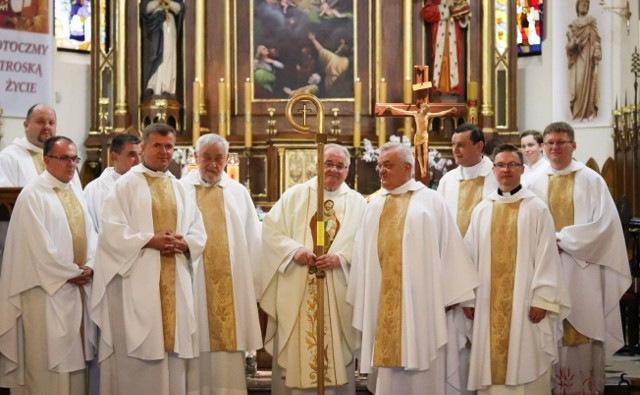 Ksiądz Marek Lejczak (w środku) już od 25 lat jest proboszczem parafii w Oleśnicy.