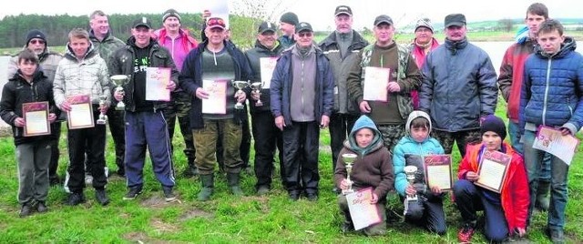 Uczestnicy niedzielnych zawodów, które odbyły się na zbiorniku w Chorzewie.