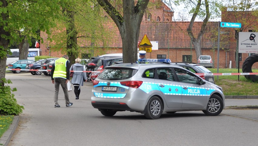 Olecko: Mężczyzna znalazł podczas prac polowych niewybuch i postanowił odnieść go na komendę policji (zdjęcia)