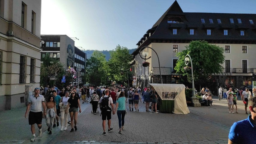 Zakopane. Rzeka ludzi na Krupówkach. Pod Giewontem są takie tłumy turystów, że w sklepach półki świecą pustkami!