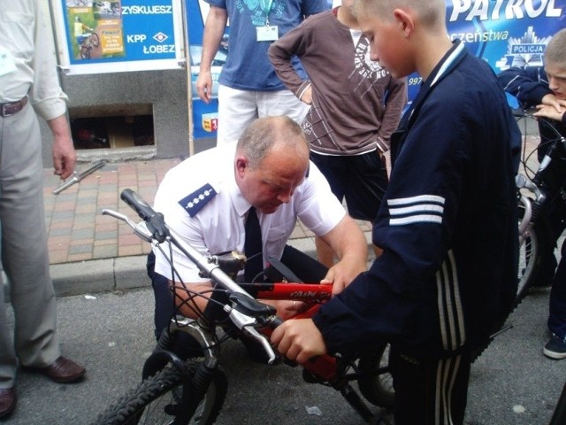 Będąc w gościnie u łobeskich policjantów można było oznakować rower. - Akcja cieszyła się dużym wzięciem, głównie wśród najmłodszych mieszkańców Dobrej &#8211; mówi st. asp. Robert Kazienko (na zdjęciu).