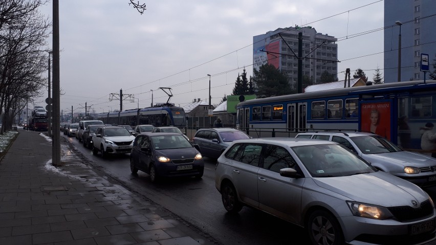 Wypadek w Krakowie. Tramwaj zderzył się z samochodem [ZDJĘCIA]